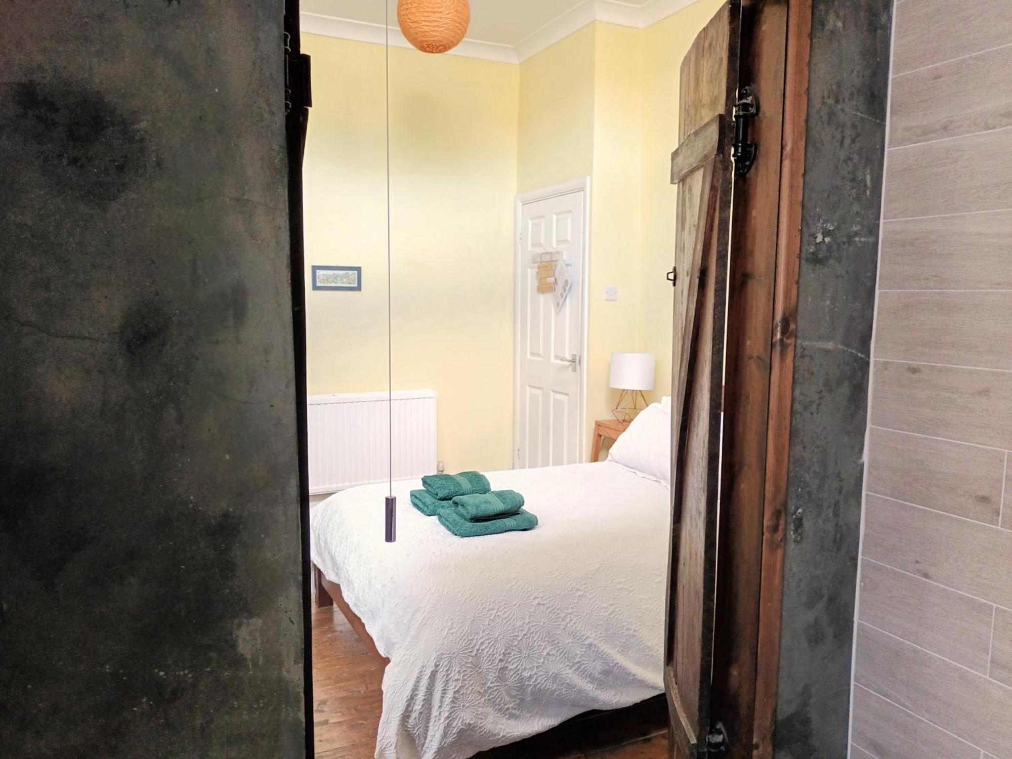 Room With Luxury Private Bathroom & Independent Entrance Near Tube London Exterior photo